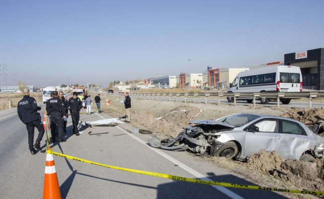 Kahramankazan'da otomobil devrildi: 1 ölü, 2 yaralı