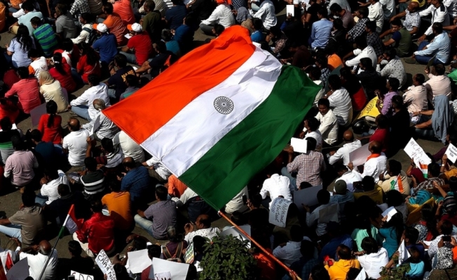Hindistan'da gösteri düzenlemek isteyen öğrencilere polis izin vermedi