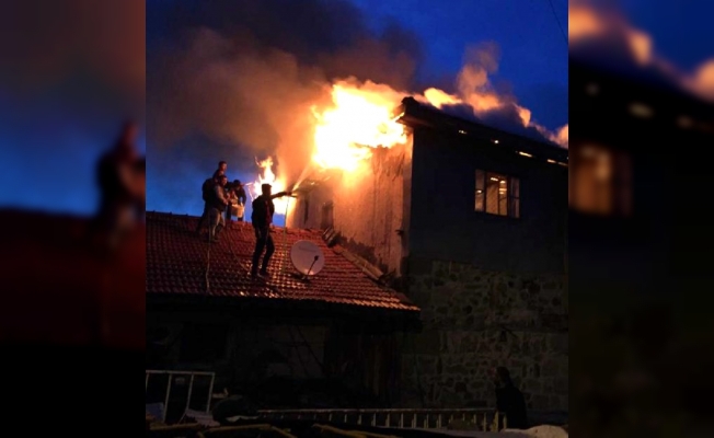 Ankara'da 3 katlı ahşap ev yandı