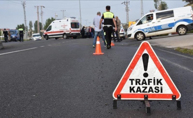 Kahramankazan'da hafif ticari araç ile otomobil çarpıştı: 3 yaralı