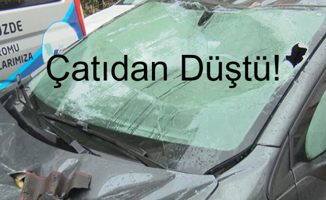 Esenyurt'ta Çatıdan Kopan Parçalar Vatandaşın Arabalarının Üstüne Düştü
