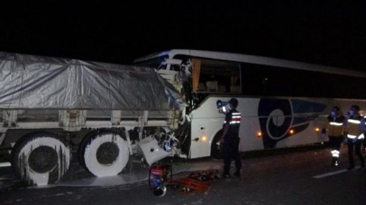 Son Dakika: Uşak'ta Yolcu Otobüsü ve Kamyon Çarpıştı: Çok Sayıda Ölü ve Yaralı Var