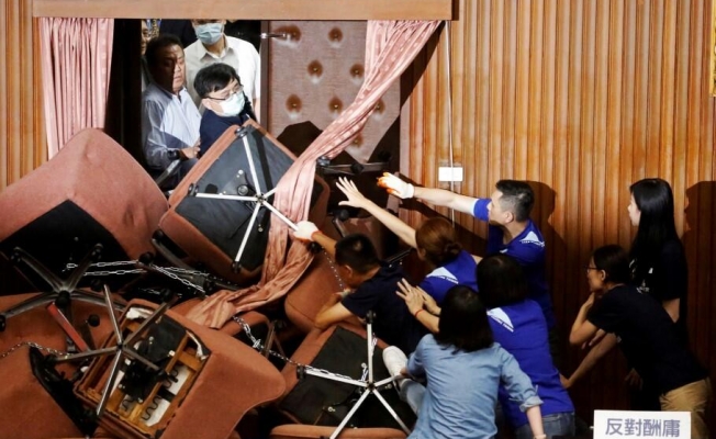 Tayvan Meclisi'nde kapıları sandalye ve zincirlerle kapamaya çalıştılar