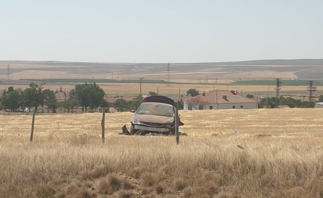 Konya'da yoldan çıkan otomobildeki yabancı uyruklu 2 kişi yaralandı