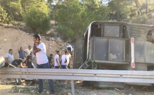 Mersin'de askerleri taşıyan otobüs devrildi: 5 asker şehit oldu, 27 yaralı var