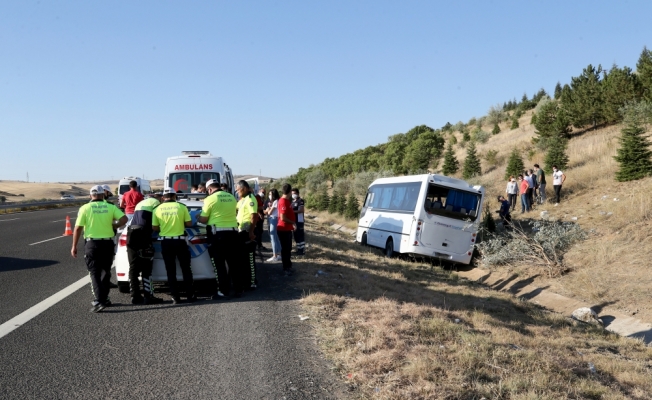 Ankara'da yolcu otobüsü servis aracına çarptı: 1 ölü, 8 yaralı