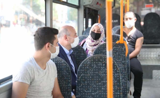 İçişleri Bakanı Soylu, halk otobüsüne bindi