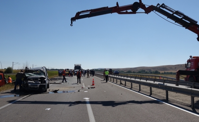 Sivas'ta trafik kazaları: 2 yaralı