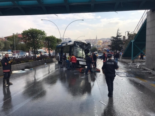 Ankara'da belediye otobüsü üst geçit asansörüne çarptı.