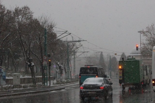 Konya'ya mevsimin ilk karı yağdı
