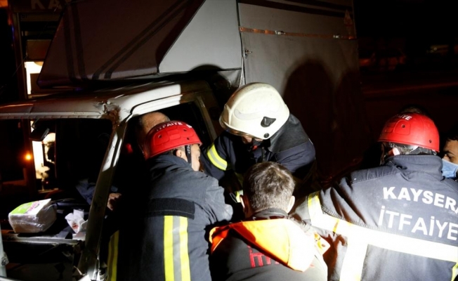 Kayseri'de aydınlatma direğine çarptığı aracında sıkışan sürücüyü itfaiyeciler kurtardı