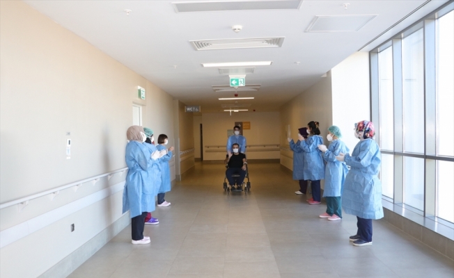 Kovid-19 tedavisi gören sağlık çalışanı hastaneden alkışlarla taburcu edildi