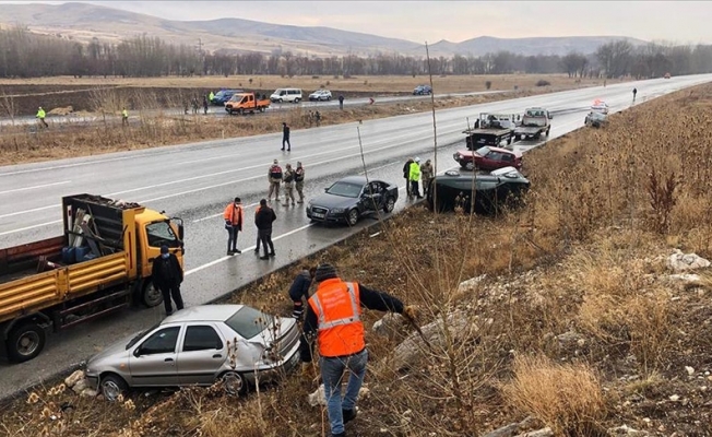 Sivas'ta buzlanma nedeniyle meydana gelen zincirleme kazada 10 araç hasar gördü