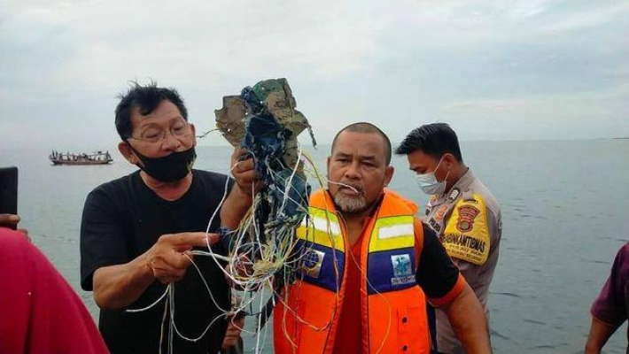Endonezya'da düşen yolcu uçağının kara kutusu bulundu