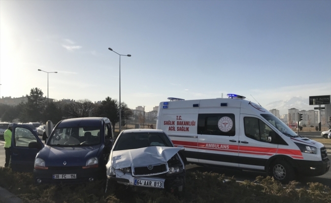 Kayseri'de otomobil ile hafif ticari araç çarpıştı: 4 yaralı