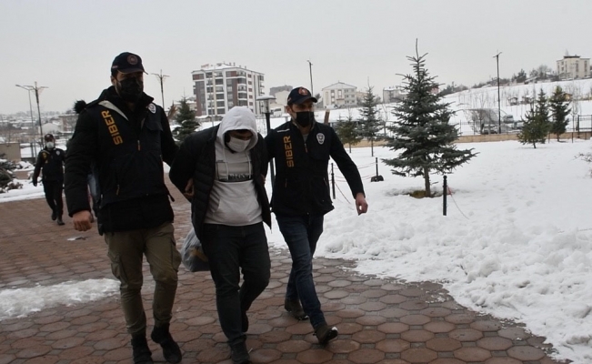 Sivas'ta şantaj yaptıkları ileri sürülen 4 şüpheliden 3'ü tutuklandı