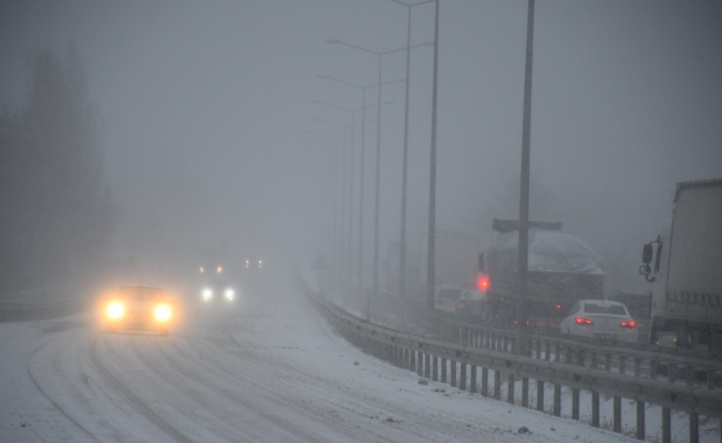 Kar yağışı nedeniyle Samsun-Ankara kara yolunda ulaşım aksıyor