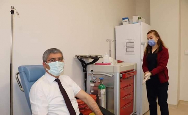 Suşehri Kaymakamı Sarı ve Belediye Başkanı Yüksel Kovid-19 aşısı oldu