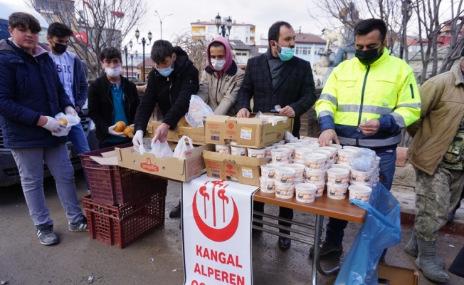 Kangal Alperen Ocakları, vatandaşlara hoşaf ve tahıllı ekmek dağıttı