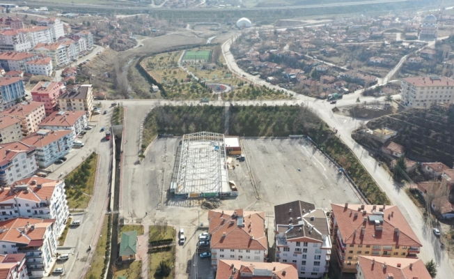 Mamak Belediye Başkanı Murat Köse, kapalı pazar yeri inşaatında incelemelerde bulundu