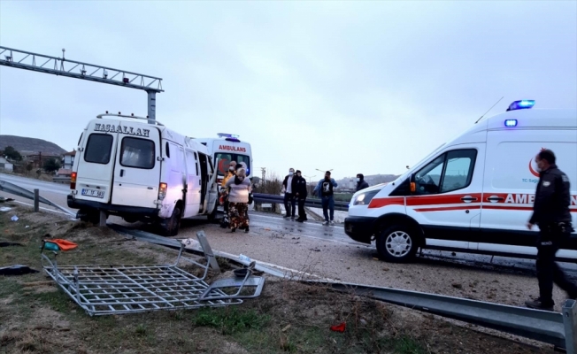 Kırıkkale'de bariyerlere çarpan minibüs devrildi: 1 ölü, 7 yaralı