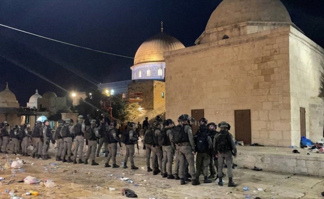 İsrail polisinden Mescid-i Aksa'da cemaate saldırı