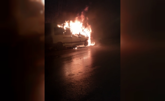 Ankara'da park halindeki yanan iki araç kullanılamaz hale geldi