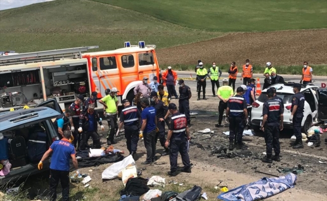 GÜNCELLEME - Sivas'ta hafif ticari araç ile otomobil çarpıştı: 9 ölü