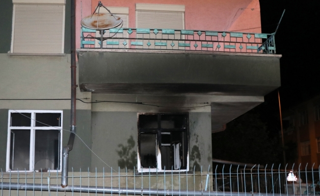 Kayseri'de apartmanın zemin katında çıkan yangın hasara neden oldu