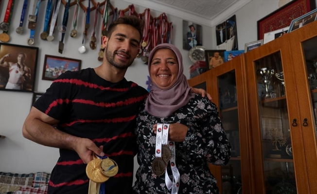 Milli cimnastikçi İbrahim Çolak annesiyle kurduğu 'olimpiyat şampiyonluğu' hayalini gerçekleştirmek istiyor