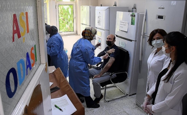Türkiye'de bugün Kovid-19 aşısı için 750 bin randevu alındı