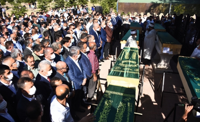 Konya'da silahlı saldırıda öldürülen 7 kişinin cenazesi toprağa verildi
