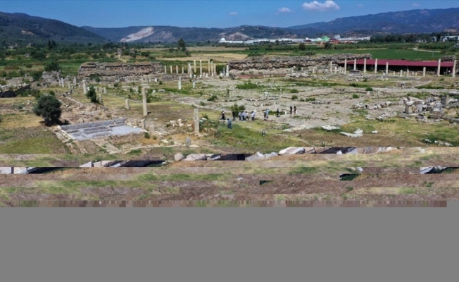 Magnesia Antik Kenti'ndeki kazılarda hedef toprak altındaki Zeus tapınağı