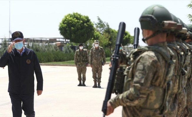 Milli Savunma Bakanı Akar ve kuvvet komutanları sınır hattında