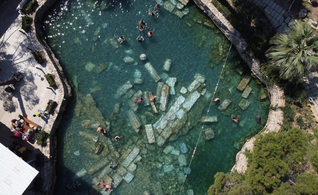 Pamukkale'de 36 derecelik sıcaklığa sahip antik havuz sıcak havada da ilgi görüyor