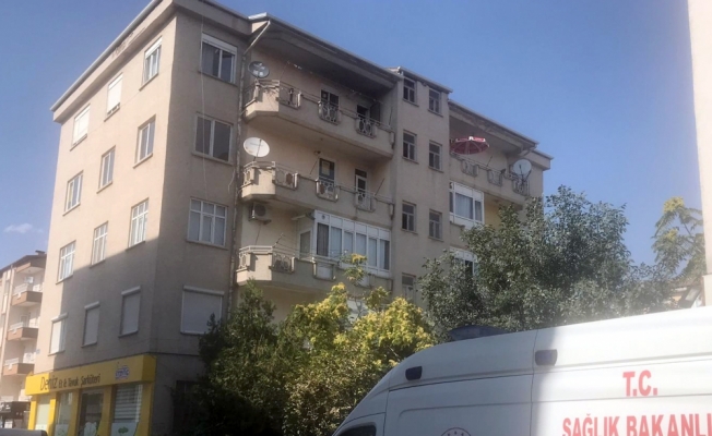 Aksaray'da çarşafları bağlayıp 5. kattaki evlerinin camından inmeye çalışırken düşen genç kız ağır yaralandı