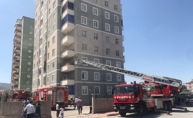 Kayseri'de apartman dairesinde çıkan yangında 4 kişi dumandan etkilendi