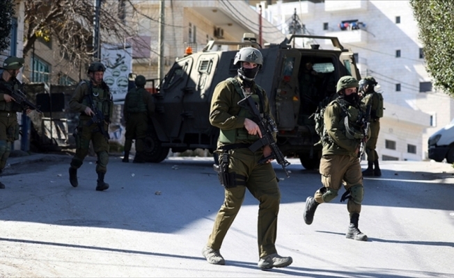 İsrail askerleri Batı Şeria’da 5’i çocuk 11 Filistinliyi gözaltına aldı
