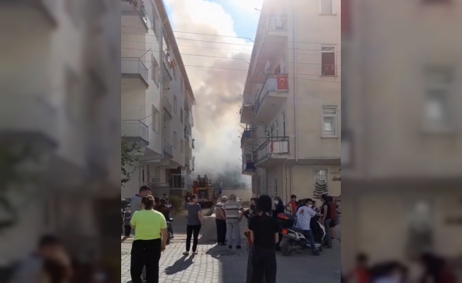 Kırşehir'de apartmanın zemin katında yangın çıktı
