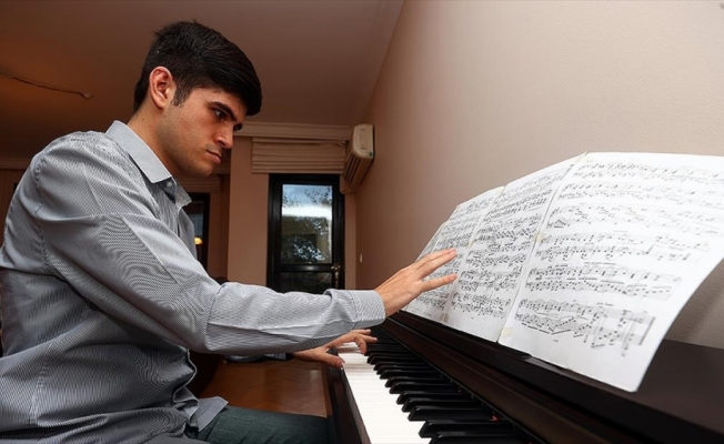Türkiye'nin ilk otizmli doktora öğrencisi, müzik dehası Buğra oldu