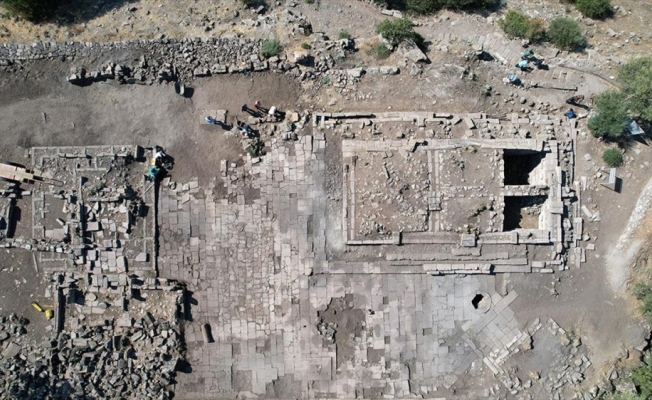 Aigai Antik Kenti'nde Athena Tapınağı'nın silüeti ortaya çıktı