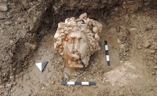 Aizanoi Antik Kenti kazısında 'Afrodit' ve 'Dionysos' heykel başları bulundu