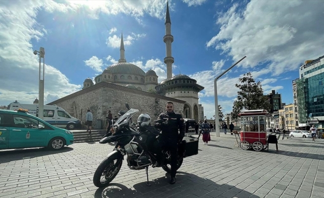 Taksim Camisi'nin imamı motosikletiyle ilgi odağı oluyor