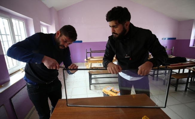 Bitlis'te üniversite öğrencileri ara tatilde köy okulunu onardı
