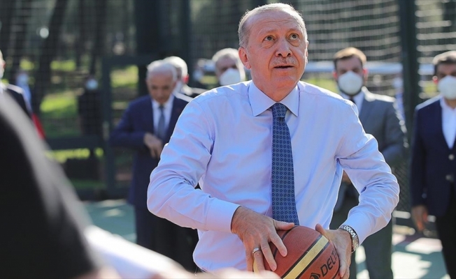 Cumhurbaşkanı Erdoğan, Ümraniye Millet Bahçesi'nde gençlerle basketbol oynadı