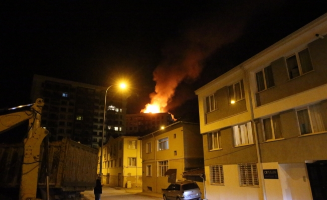 GÜNCELLEME - Eskişehir'de apartman görevlisince binada çıkarılan yangın söndürüldü