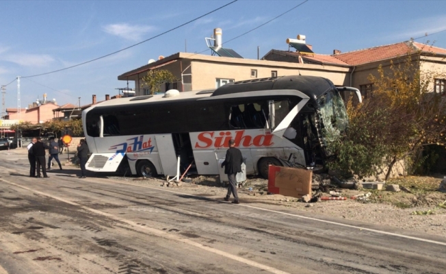 Kayseri'de yolcu otobüsü ile kamyonetin çarpıştığı kazada 1 kişi öldü, 10 kişi yaralandı
