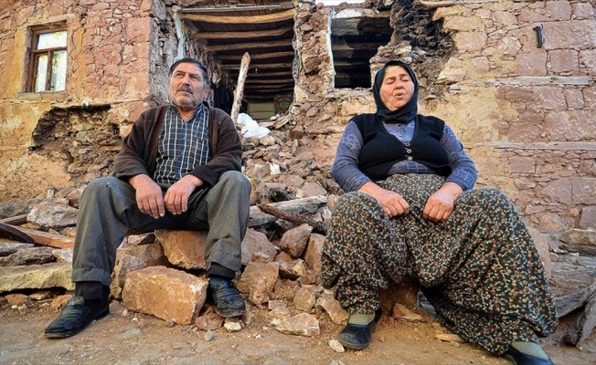 Konya'daki depremde evi hasar gören aile yaşadıklarını anlattı