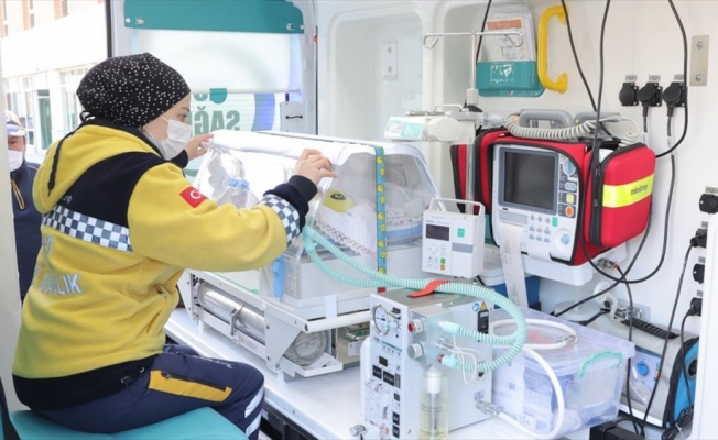 Yenidoğan ambulanslarıyla 20 bin bebek hayata tutundu
