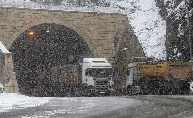 Zigana Dağı Geçidi'nde kar yağışı ve sis etkili oluyor